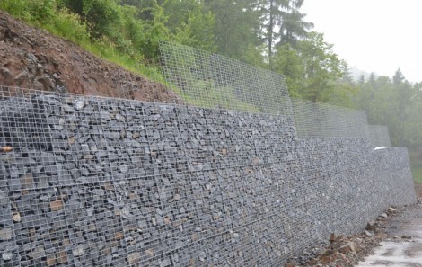 Zpevnění svahů gabionovými stěnami
