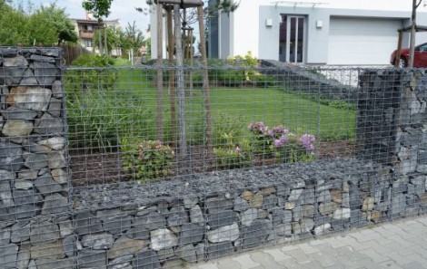 Gabionový plot s treláží